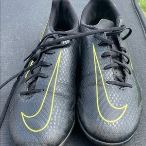 Nike phantom soccer cleats, US size 6